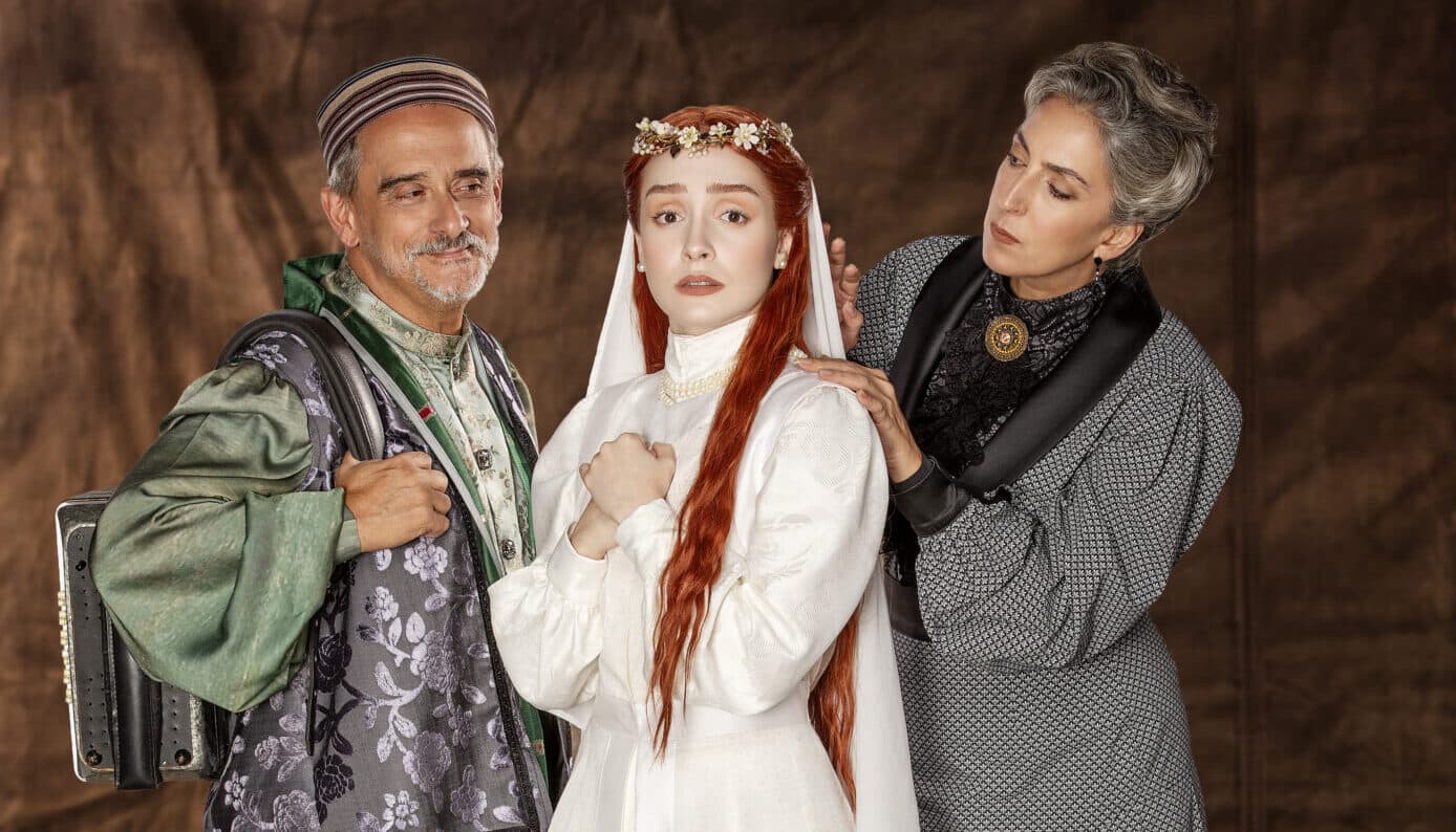 Cena de Dibuk, o Musical, com três personagens em composição triangular